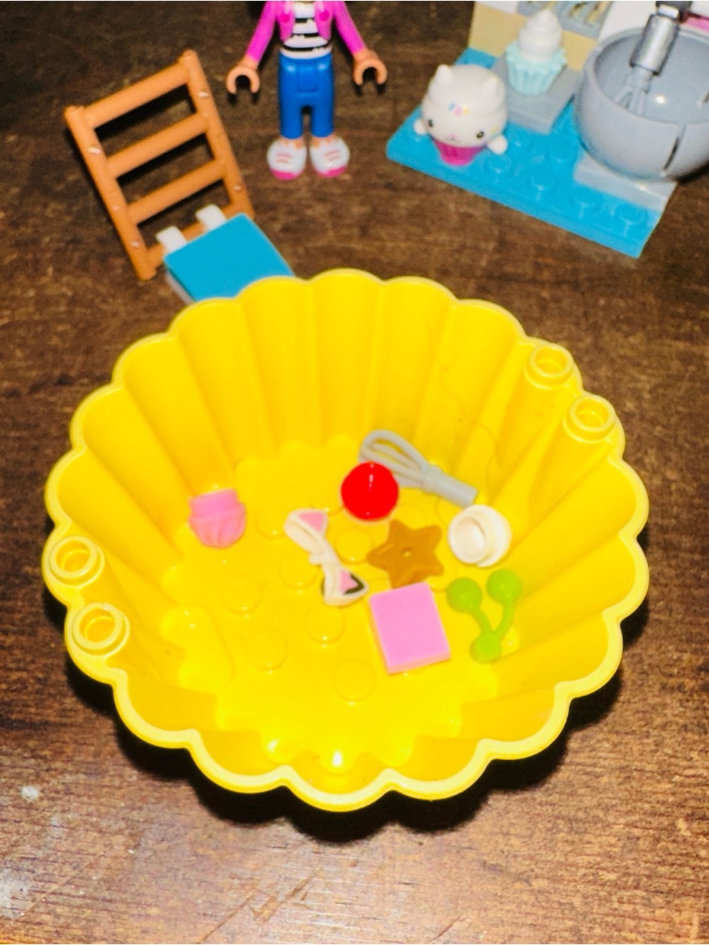 LEGO Gabby’s Dollhouse Bakey With Cakey Fun Set 10785 - Picture 5 of 5